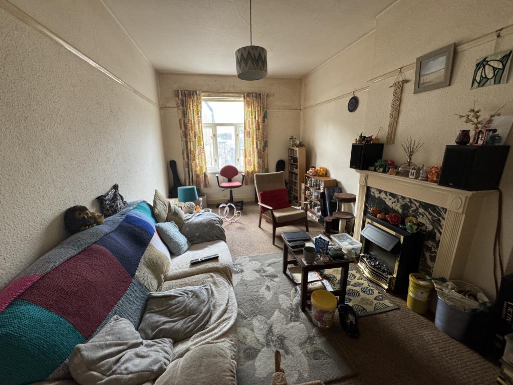 Lot: 146 - MIXED USE INVESTMENT WITH HIGH YIELD - View of the living room flat one